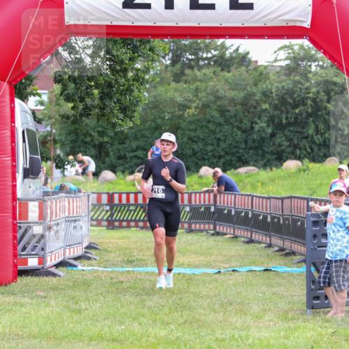 21.06.2026 - 29. Vierlanden-Triathlon Andreas Tolksdorf http://msf.ph/oto/9913994 21.06.2026 11:18:00 Ziel 316, 399 meine-sportfotos.de