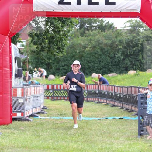 21.06.2026 - 29. Vierlanden-Triathlon Andreas Tolksdorf http://msf.ph/oto/9913998 21.06.2026 11:18:00 Ziel 316, 399 meine-sportfotos.de