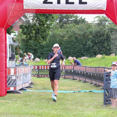 21.06.2026 - 29. Vierlanden-Triathlon Andreas Tolksdorf http://msf.ph/oto/9914004 21.06.2026 11:18:00 Ziel 316, 399 meine-sportfotos.de