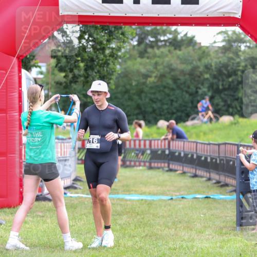 21.06.2026 - 29. Vierlanden-Triathlon Andreas Tolksdorf http://msf.ph/oto/9914009 21.06.2026 11:18:03 Ziel 316, 399 meine-sportfotos.de