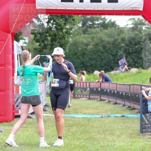 21.06.2026 - 29. Vierlanden-Triathlon Andreas Tolksdorf http://msf.ph/oto/9914011 21.06.2026 11:18:03 Ziel 316, 399 meine-sportfotos.de
