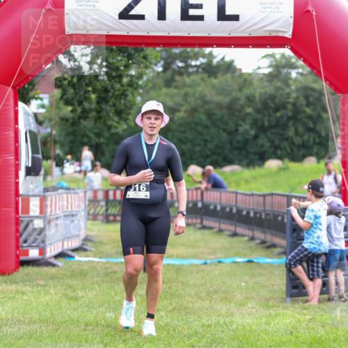 21.06.2026 - 29. Vierlanden-Triathlon Andreas Tolksdorf http://msf.ph/oto/9914015 21.06.2026 11:18:06 Ziel 399 meine-sportfotos.de