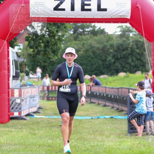 21.06.2026 - 29. Vierlanden-Triathlon Andreas Tolksdorf http://msf.ph/oto/9914019 21.06.2026 11:18:06 Ziel 399 meine-sportfotos.de