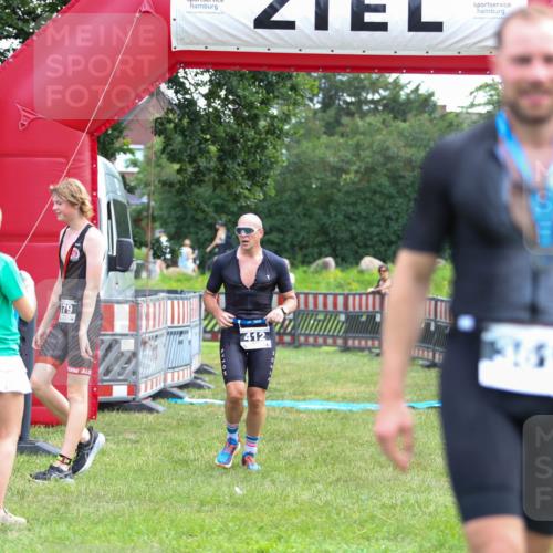 21.06.2026 - 29. Vierlanden-Triathlon Andreas Tolksdorf http://msf.ph/oto/9914056 21.06.2026 11:18:32 Ziel 412 meine-sportfotos.de