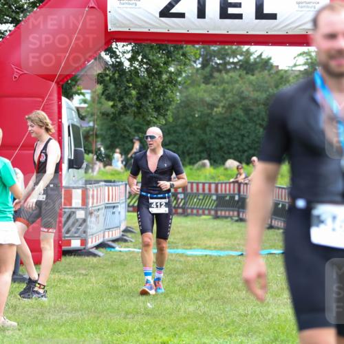 21.06.2026 - 29. Vierlanden-Triathlon Andreas Tolksdorf http://msf.ph/oto/9914057 21.06.2026 11:18:32 Ziel 412 meine-sportfotos.de