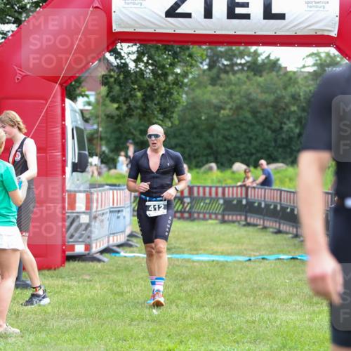 21.06.2026 - 29. Vierlanden-Triathlon Andreas Tolksdorf http://msf.ph/oto/9914062 21.06.2026 11:18:32 Ziel 412 meine-sportfotos.de