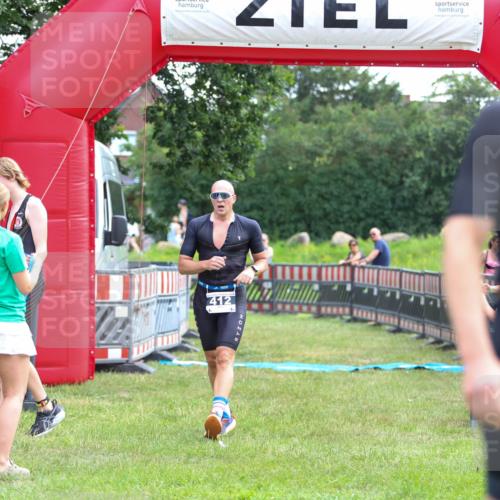 21.06.2026 - 29. Vierlanden-Triathlon Andreas Tolksdorf http://msf.ph/oto/9914063 21.06.2026 11:18:32 Ziel 412 meine-sportfotos.de