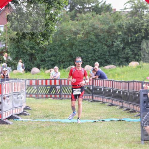 21.06.2026 - 29. Vierlanden-Triathlon Andreas Tolksdorf http://msf.ph/oto/9914080 21.06.2026 11:18:57 Ziel 409, 468 meine-sportfotos.de