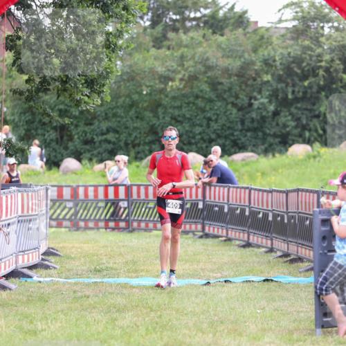 21.06.2026 - 29. Vierlanden-Triathlon Andreas Tolksdorf http://msf.ph/oto/9914083 21.06.2026 11:18:57 Ziel 409, 468 meine-sportfotos.de