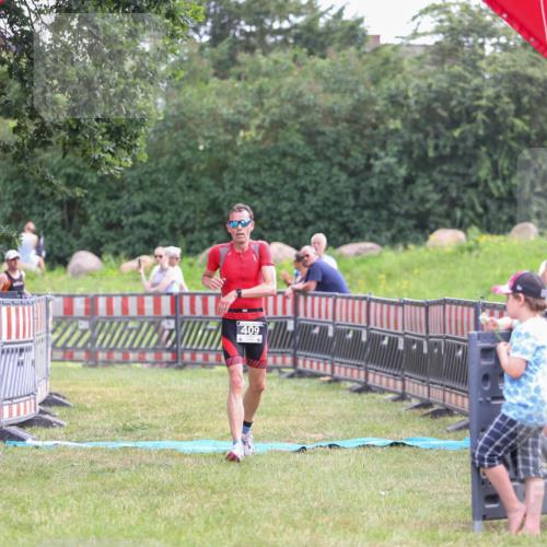 21.06.2026 - 29. Vierlanden-Triathlon Andreas Tolksdorf http://msf.ph/oto/9914086 21.06.2026 11:18:57 Ziel 409, 468 meine-sportfotos.de