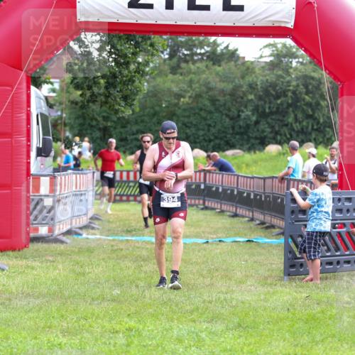 21.06.2026 - 29. Vierlanden-Triathlon Andreas Tolksdorf http://msf.ph/oto/9914146 21.06.2026 11:20:03 Ziel 394, 419, 422, 447, 452 meine-sportfotos.de