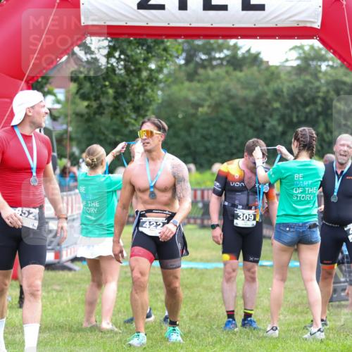 21.06.2026 - 29. Vierlanden-Triathlon Andreas Tolksdorf http://msf.ph/oto/9914183 21.06.2026 11:20:22 Ziel 309, 428 meine-sportfotos.de