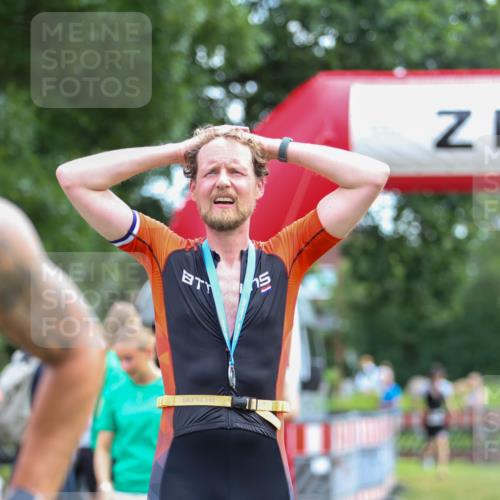 21.06.2026 - 29. Vierlanden-Triathlon Andreas Tolksdorf http://msf.ph/oto/9914192 21.06.2026 11:20:33 Ziel 470 meine-sportfotos.de