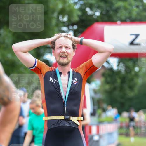 21.06.2026 - 29. Vierlanden-Triathlon Andreas Tolksdorf http://msf.ph/oto/9914195 21.06.2026 11:20:33 Ziel 470 meine-sportfotos.de