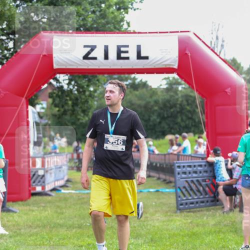 21.06.2026 - 29. Vierlanden-Triathlon Andreas Tolksdorf http://msf.ph/oto/9914251 21.06.2026 11:21:21 Ziel 439 meine-sportfotos.de