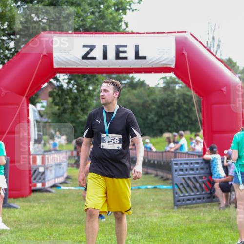 21.06.2026 - 29. Vierlanden-Triathlon Andreas Tolksdorf http://msf.ph/oto/9914253 21.06.2026 11:21:22 Ziel 411, 439 meine-sportfotos.de