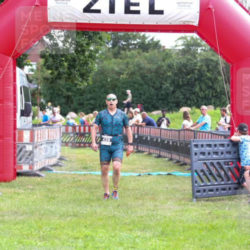 21.06.2026 - 29. Vierlanden-Triathlon Andreas Tolksdorf http://msf.ph/oto/9914259 21.06.2026 11:21:28 Ziel 411, 439 meine-sportfotos.de