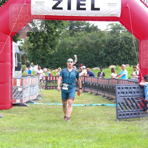 21.06.2026 - 29. Vierlanden-Triathlon Andreas Tolksdorf http://msf.ph/oto/9914264 21.06.2026 11:21:28 Ziel 411, 439 meine-sportfotos.de