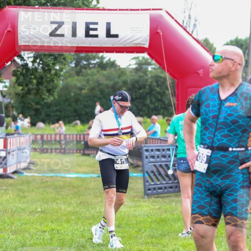 21.06.2026 - 29. Vierlanden-Triathlon Andreas Tolksdorf http://msf.ph/oto/9914287 21.06.2026 11:21:41 Ziel  meine-sportfotos.de