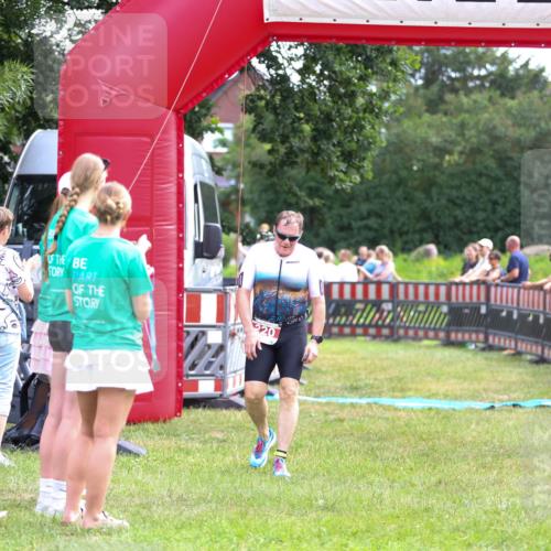 21.06.2026 - 29. Vierlanden-Triathlon Andreas Tolksdorf http://msf.ph/oto/9914342 21.06.2026 11:22:30 Ziel 220 meine-sportfotos.de