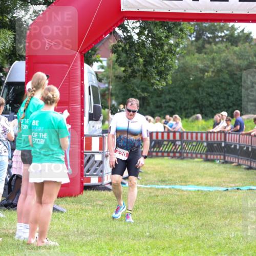 21.06.2026 - 29. Vierlanden-Triathlon Andreas Tolksdorf http://msf.ph/oto/9914343 21.06.2026 11:22:30 Ziel 220 meine-sportfotos.de