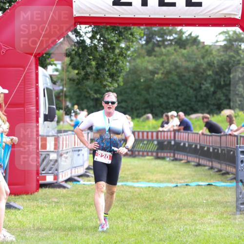 21.06.2026 - 29. Vierlanden-Triathlon Andreas Tolksdorf http://msf.ph/oto/9914348 21.06.2026 11:22:37 Ziel  meine-sportfotos.de