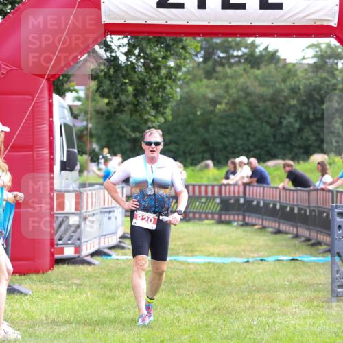 21.06.2026 - 29. Vierlanden-Triathlon Andreas Tolksdorf http://msf.ph/oto/9914349 21.06.2026 11:22:37 Ziel  meine-sportfotos.de