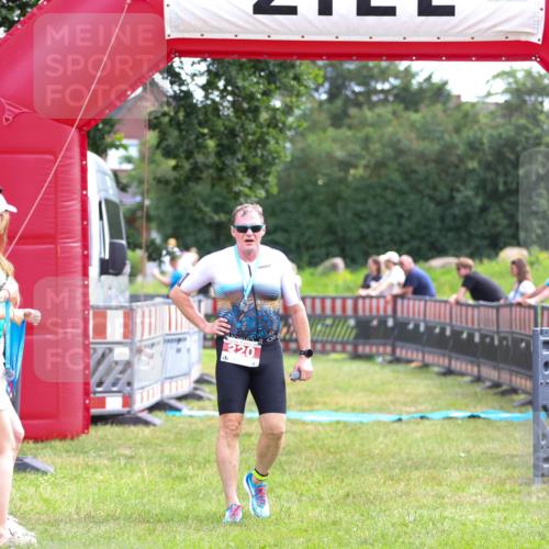 21.06.2026 - 29. Vierlanden-Triathlon Andreas Tolksdorf http://msf.ph/oto/9914352 21.06.2026 11:22:37 Ziel  meine-sportfotos.de
