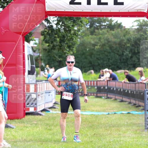 21.06.2026 - 29. Vierlanden-Triathlon Andreas Tolksdorf http://msf.ph/oto/9914355 21.06.2026 11:22:37 Ziel  meine-sportfotos.de