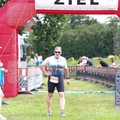 21.06.2026 - 29. Vierlanden-Triathlon Andreas Tolksdorf http://msf.ph/oto/9914357 21.06.2026 11:22:37 Ziel  meine-sportfotos.de