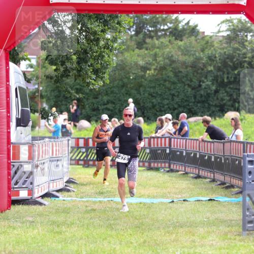 21.06.2026 - 29. Vierlanden-Triathlon Andreas Tolksdorf http://msf.ph/oto/9914367 21.06.2026 11:23:04 Ziel 443, 471, 475 meine-sportfotos.de