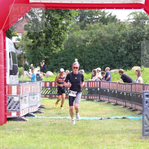21.06.2026 - 29. Vierlanden-Triathlon Andreas Tolksdorf http://msf.ph/oto/9914368 21.06.2026 11:23:04 Ziel 443, 471, 475 meine-sportfotos.de