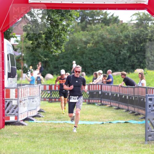 21.06.2026 - 29. Vierlanden-Triathlon Andreas Tolksdorf http://msf.ph/oto/9914371 21.06.2026 11:23:04 Ziel 443, 471, 475 meine-sportfotos.de