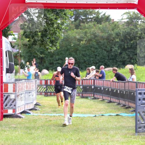 21.06.2026 - 29. Vierlanden-Triathlon Andreas Tolksdorf http://msf.ph/oto/9914373 21.06.2026 11:23:04 Ziel 443, 471, 475 meine-sportfotos.de