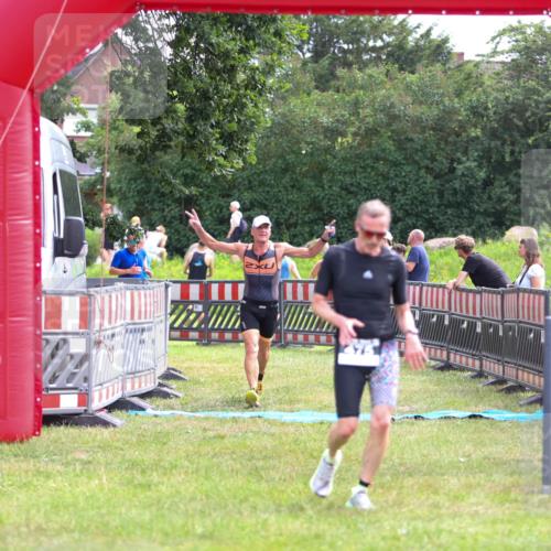 21.06.2026 - 29. Vierlanden-Triathlon Andreas Tolksdorf http://msf.ph/oto/9914375 21.06.2026 11:23:06 Ziel 443, 471, 475 meine-sportfotos.de