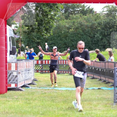 21.06.2026 - 29. Vierlanden-Triathlon Andreas Tolksdorf http://msf.ph/oto/9914378 21.06.2026 11:23:06 Ziel 443, 471, 475 meine-sportfotos.de