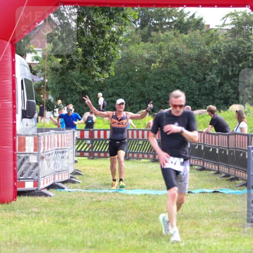 21.06.2026 - 29. Vierlanden-Triathlon Andreas Tolksdorf http://msf.ph/oto/9914379 21.06.2026 11:23:06 Ziel 443, 471, 475 meine-sportfotos.de