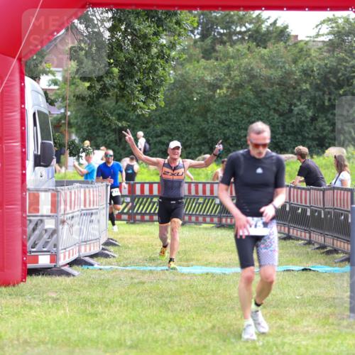 21.06.2026 - 29. Vierlanden-Triathlon Andreas Tolksdorf http://msf.ph/oto/9914381 21.06.2026 11:23:06 Ziel 443, 471, 475 meine-sportfotos.de