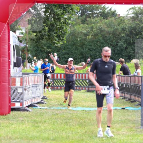 21.06.2026 - 29. Vierlanden-Triathlon Andreas Tolksdorf http://msf.ph/oto/9914382 21.06.2026 11:23:06 Ziel 443, 471, 475 meine-sportfotos.de