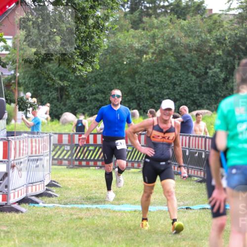 21.06.2026 - 29. Vierlanden-Triathlon Andreas Tolksdorf http://msf.ph/oto/9914396 21.06.2026 11:23:09 Ziel 443, 471 meine-sportfotos.de