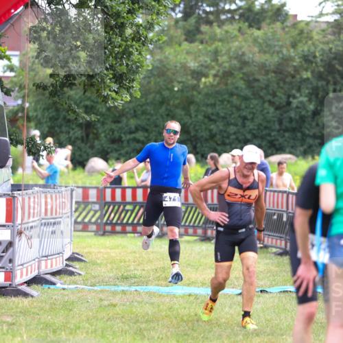 21.06.2026 - 29. Vierlanden-Triathlon Andreas Tolksdorf http://msf.ph/oto/9914398 21.06.2026 11:23:09 Ziel 443, 471 meine-sportfotos.de