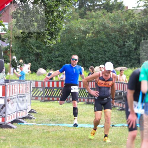 21.06.2026 - 29. Vierlanden-Triathlon Andreas Tolksdorf http://msf.ph/oto/9914399 21.06.2026 11:23:09 Ziel 443, 471 meine-sportfotos.de