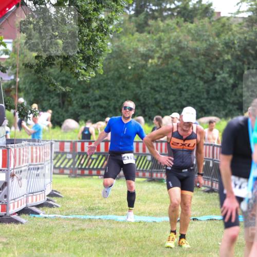 21.06.2026 - 29. Vierlanden-Triathlon Andreas Tolksdorf http://msf.ph/oto/9914401 21.06.2026 11:23:09 Ziel 443, 471 meine-sportfotos.de