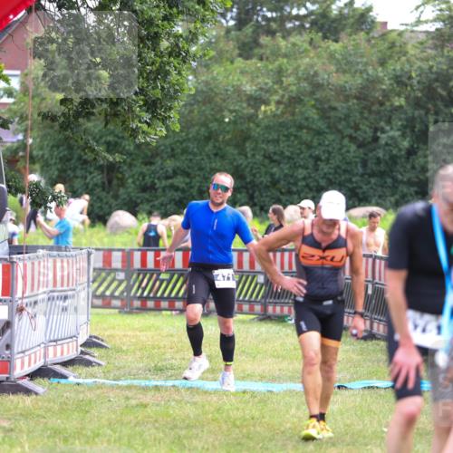 21.06.2026 - 29. Vierlanden-Triathlon Andreas Tolksdorf http://msf.ph/oto/9914402 21.06.2026 11:23:09 Ziel 443, 471 meine-sportfotos.de