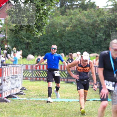 21.06.2026 - 29. Vierlanden-Triathlon Andreas Tolksdorf http://msf.ph/oto/9914404 21.06.2026 11:23:09 Ziel 443, 471 meine-sportfotos.de