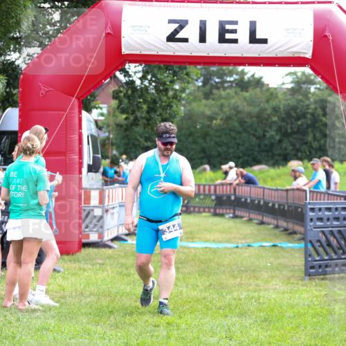 21.06.2026 - 29. Vierlanden-Triathlon Andreas Tolksdorf http://msf.ph/oto/9914455 21.06.2026 11:24:18 Ziel  meine-sportfotos.de