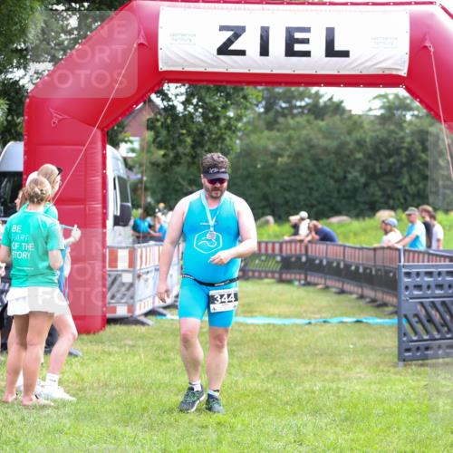 21.06.2026 - 29. Vierlanden-Triathlon Andreas Tolksdorf http://msf.ph/oto/9914458 21.06.2026 11:24:18 Ziel  meine-sportfotos.de