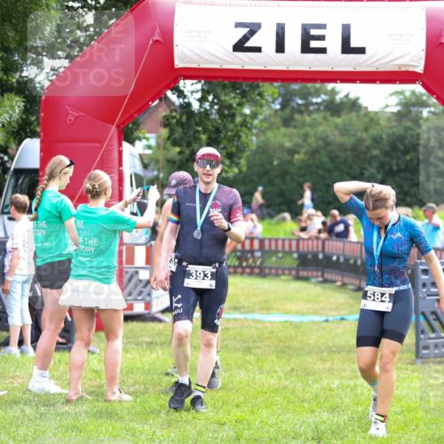 21.06.2026 - 29. Vierlanden-Triathlon Andreas Tolksdorf http://msf.ph/oto/9914511 21.06.2026 11:25:50 Ziel 357, 359, 603 meine-sportfotos.de