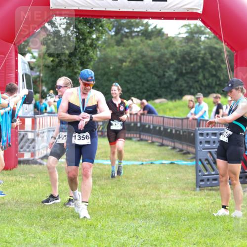 21.06.2026 - 29. Vierlanden-Triathlon Andreas Tolksdorf http://msf.ph/oto/9914583 21.06.2026 11:26:43 Ziel 526, 536 meine-sportfotos.de