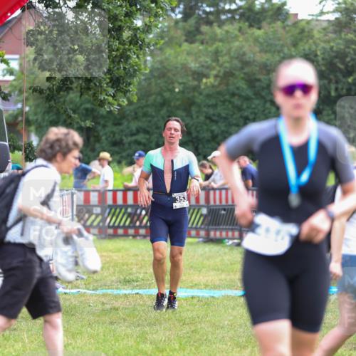 21.06.2026 - 29. Vierlanden-Triathlon Andreas Tolksdorf http://msf.ph/oto/9914629 21.06.2026 11:27:09 Ziel 353 meine-sportfotos.de